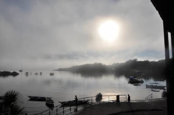 Visão da nossa varanda pela manhã, ainda com neblina sobre o rio, em Alter do Chão - PA